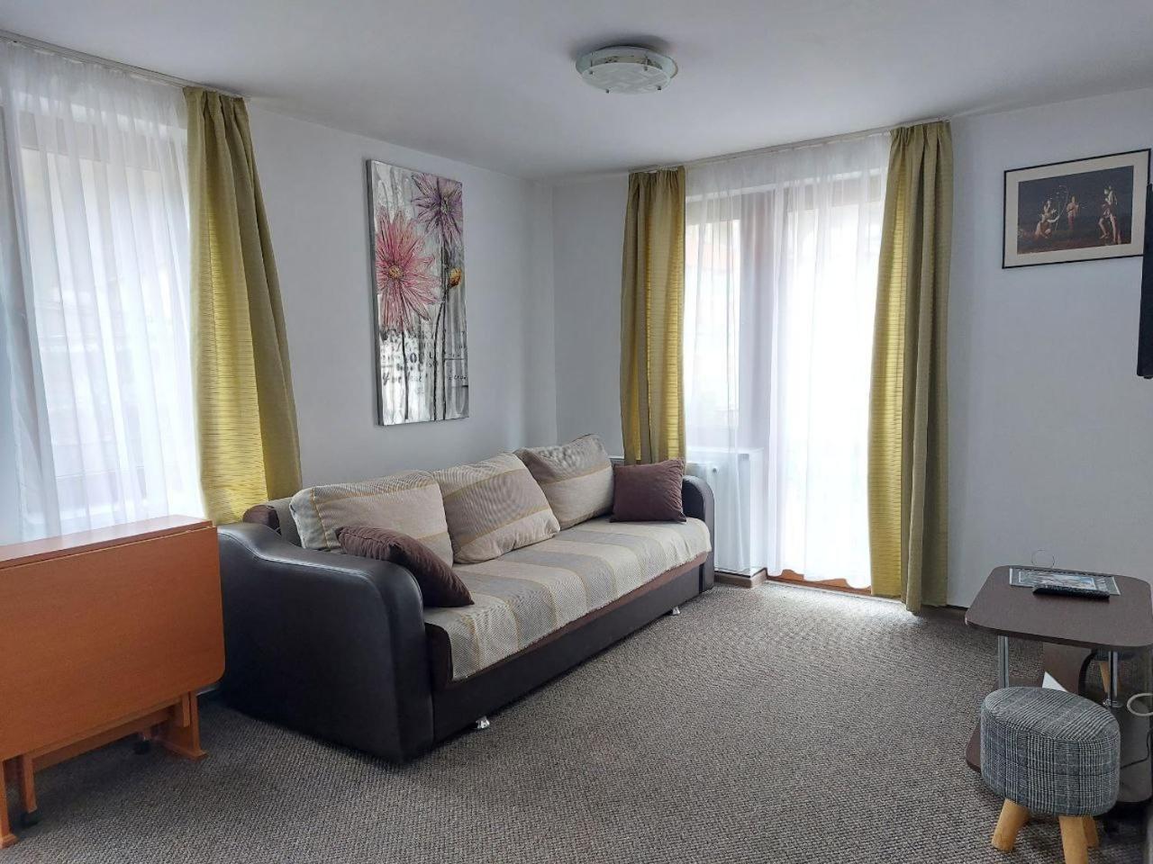 Vila Foc Alb Apartamente-บุชเตนี ภายนอก รูปภาพ